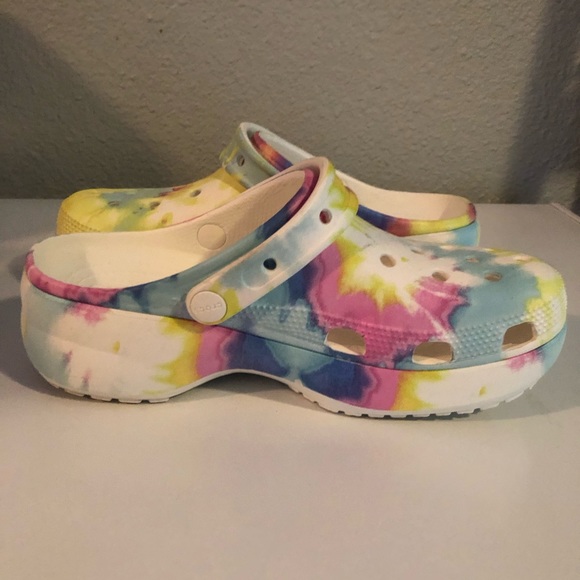Crocs Women's Classic Platform Tie-Dye Graphic Clog - Picture 6 of 10